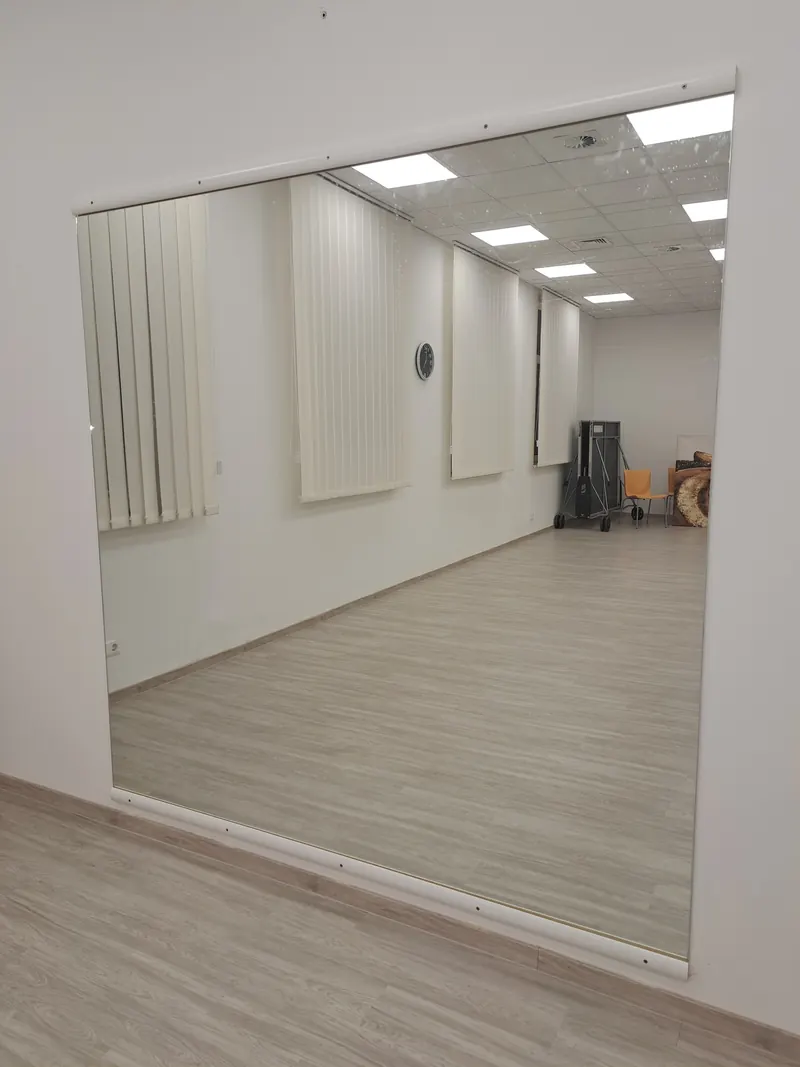Nagyméretű, falat borító tükör egy teremben