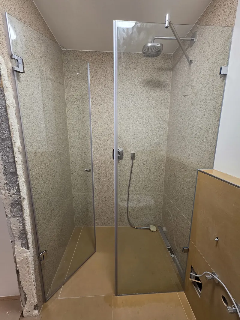Víztiszta üveg zuhanykabin két nyíló ajtóval és fix oldalfallal
