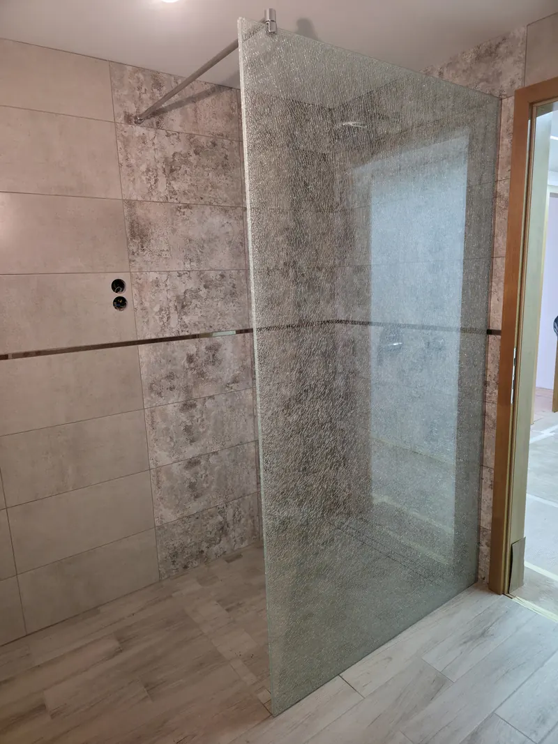 Mintázott üvegű fix zuhanyfal tartórúddal